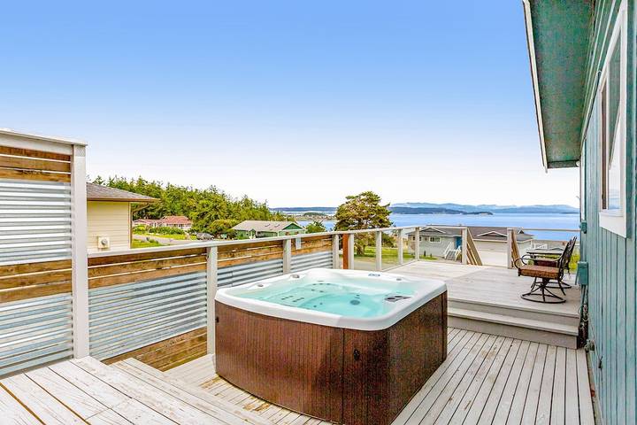 Vacation rental for 6 people, with yard and hot tub as well as terrace in Whidbey Island