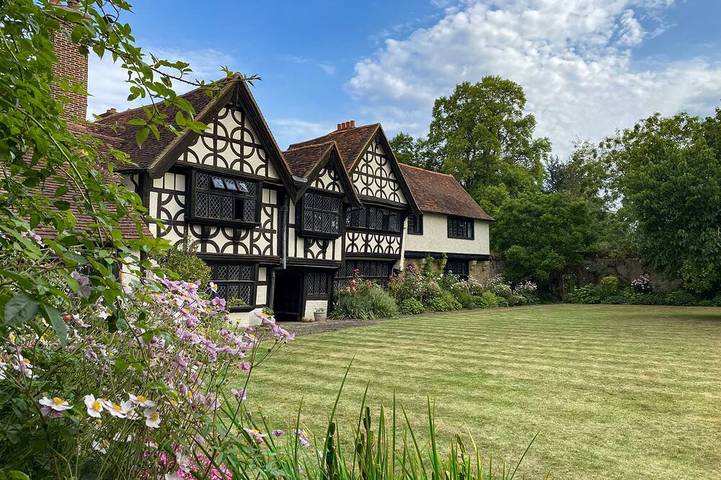 Vacation rental for 12 people, with yard, with pets in Surrey