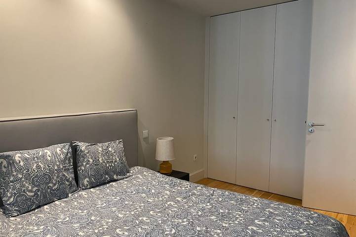 Appartamento intero, Spacious studio with WiFi, a king size bed, and a murphy bed in vibrant Porto in Miragaia (Porto), Distretto di Porto