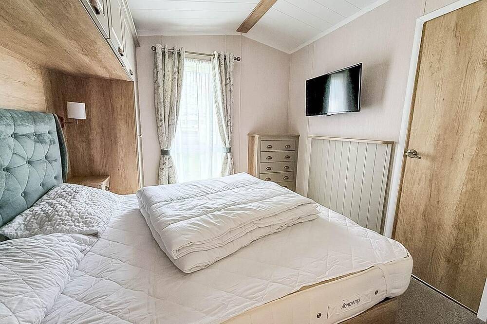 Stunning caravan with decking at Manor Park in Norfolk in Hunstanton, Norfolk Coast