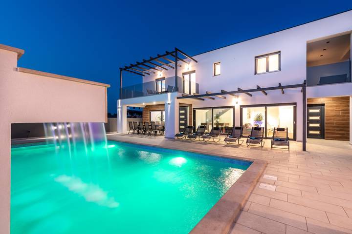 Location de vacances pour 14 personnes, avec Balcon ainsi que Terrasse et Piscine à Loborika
