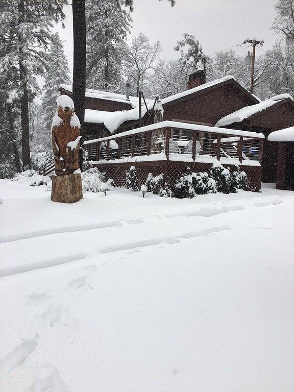 Log cabin for 10 people, with terrace in Bass Lake