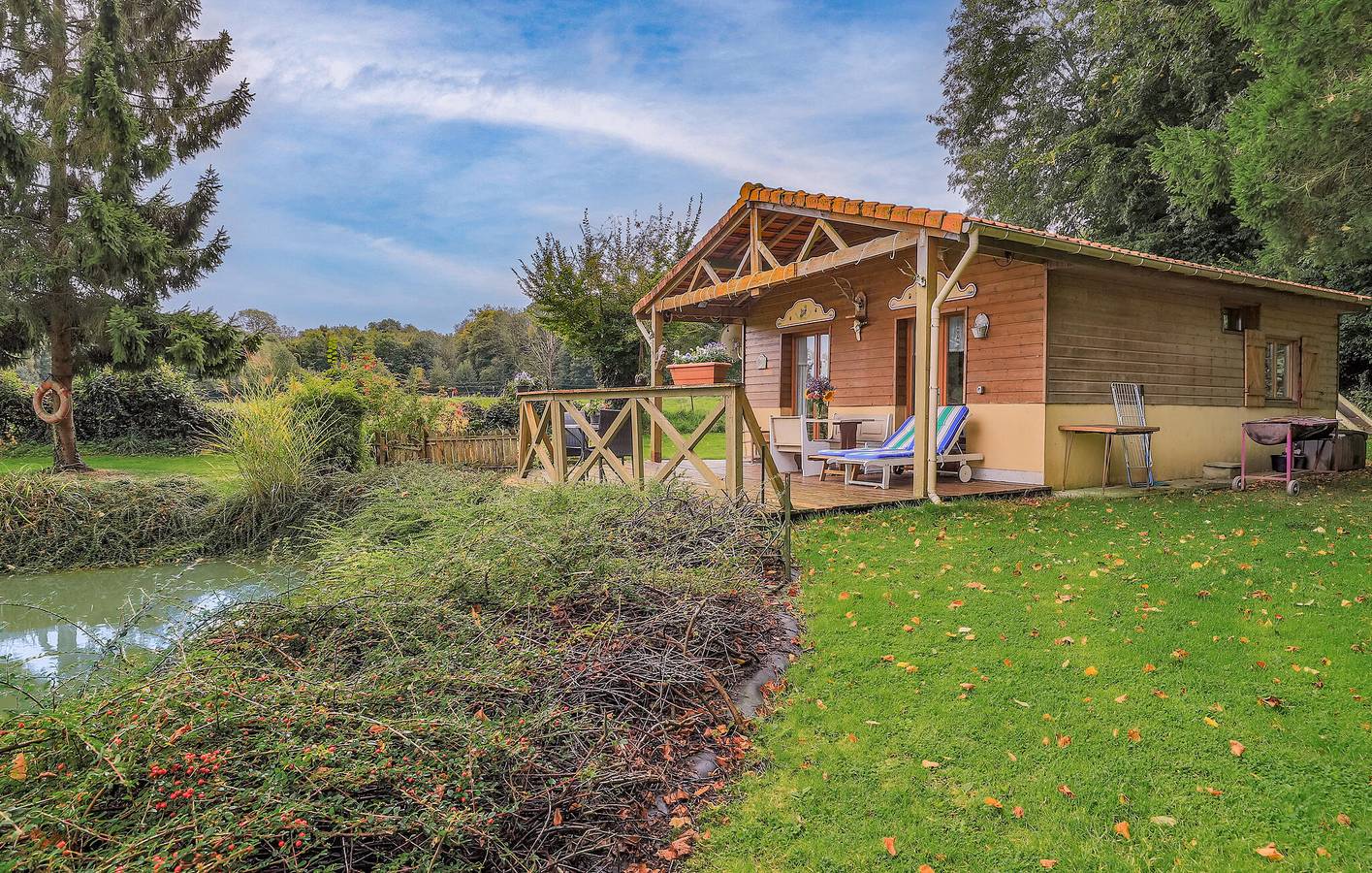 Garden Retreat with River Views, near Gueschart in Gueschart, Abbeville region