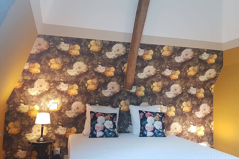 Entire apartment, The Suite with individual Spa \"Rêverie de Brocéliande in Ploërmel, Vannes region