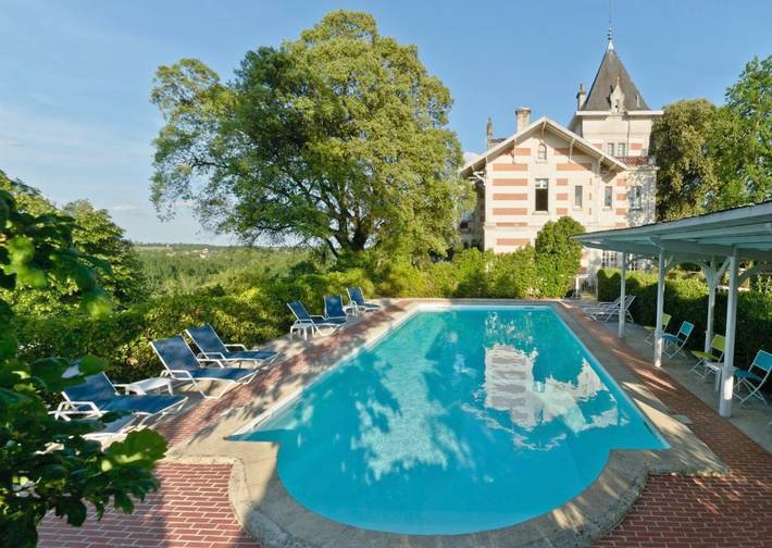 Hôtel pour 3 personnes, avec Terrasse et Jacuzzi ainsi que Jardin et Piscine à Châteaubernard