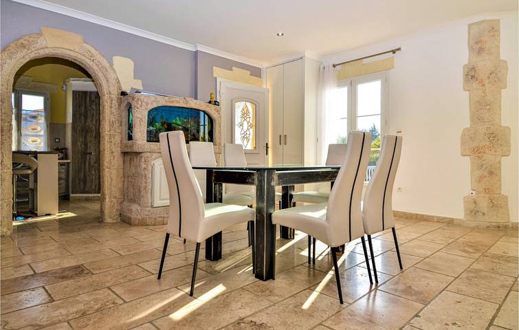 Spacious Apartment with Pool & Parking, Close to Jonquières-Saint-Vincent in Jonquières-Saint-Vincent, Nimes region