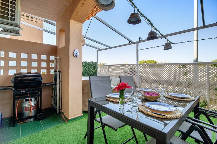 Apartamento inteiro, Apartamento 'Leprince' com piscina partilhada, Wi-Fi e ar condicionado in Playa La Barrosa, Chiclana de la Frontera