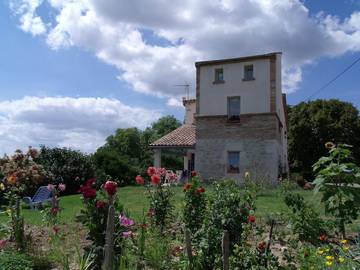 Gîte pour 6 personnes, avec vue ainsi que piscine et jardin à Durfort-Lacapelette