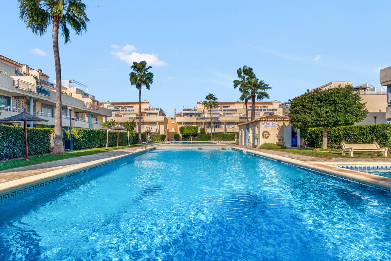 Apartamento entero, Casa "Jardines de Denia Iii" con vistas al mar, piscina, Wi-Fi, A/C, terraza y jardín in Las Marinas, Dénia