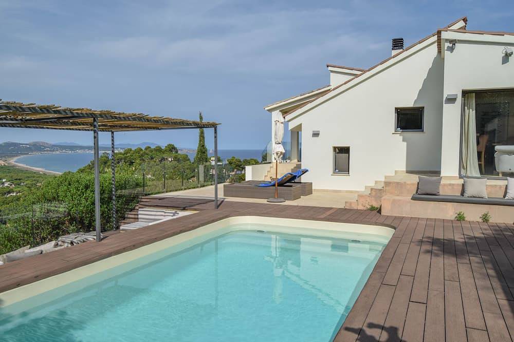 Family holidays in a bright and airy villa with extensive sea views and pool. in Begur, Costa Brava