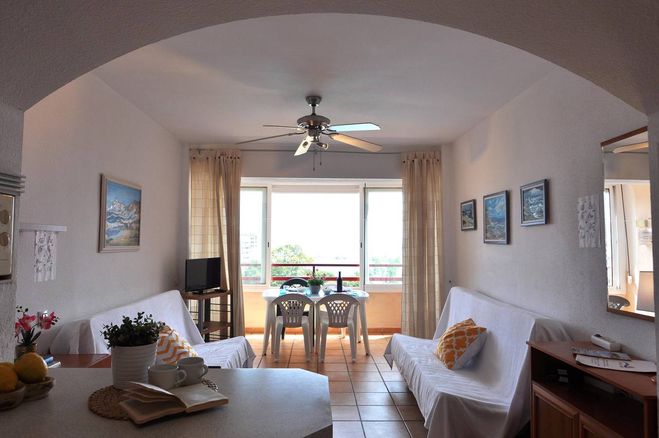 Estudio entero, ¡Estudio acogedor en Roses, Costa Brava! Capacidad para 4, terraza con vistas, piscina comunitaria. Cerca de la playa y atracciones. ¡Reserva ahora! in Santa Margarida, Roses
