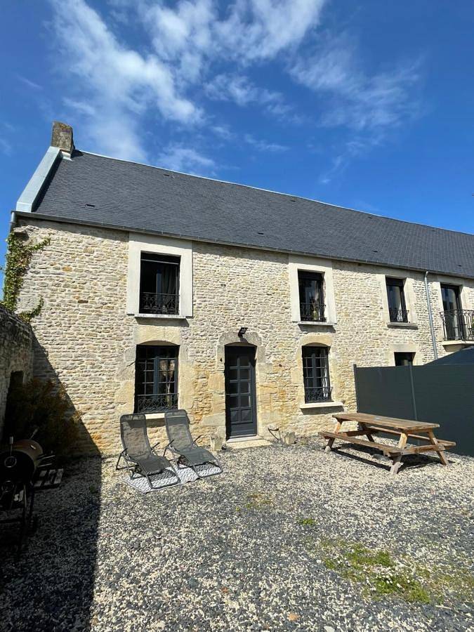 Two-Bedroom House in Manvieux, Région de Bayeux