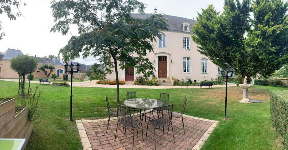 Location de vacances pour 3 personnes, avec Terrasse et Jardin ainsi que Piscine et Vue à Ménil
