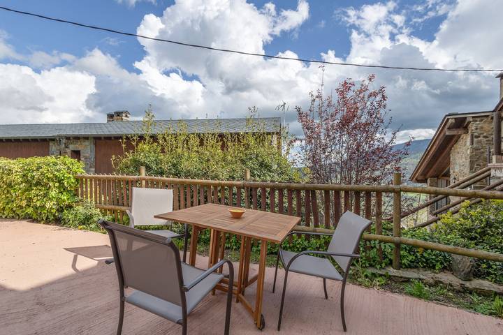 Casa de vacaciones 'Cal Andreu' con vistas a la montaña, jardín privado y Wi-Fi in Ventolà, Ribas de Freser