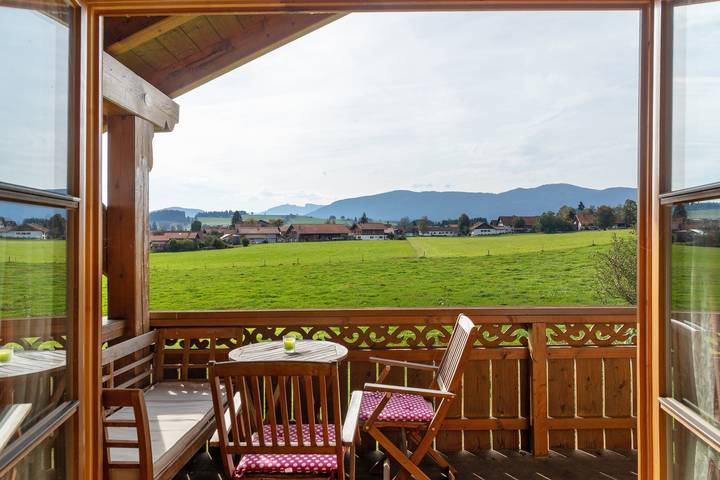 Ganze Wohnung, Ferienwohnung 'Bertl' mit Bergblick, Balkon und WLAN in Wildsteig, Romantische Straße