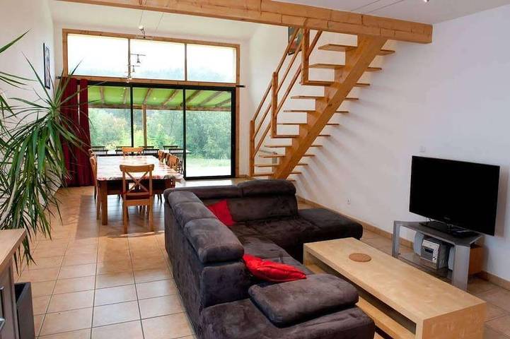 Location de vacances pour 8 personnes, avec Jardin et Piscine à Entrepierres