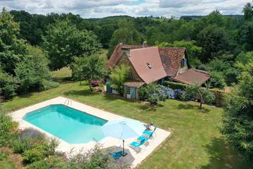 Gîte pour 8 personnes, avec jardin ainsi que terrasse et piscine, animaux acceptés à Saint-Paul-la-Roche