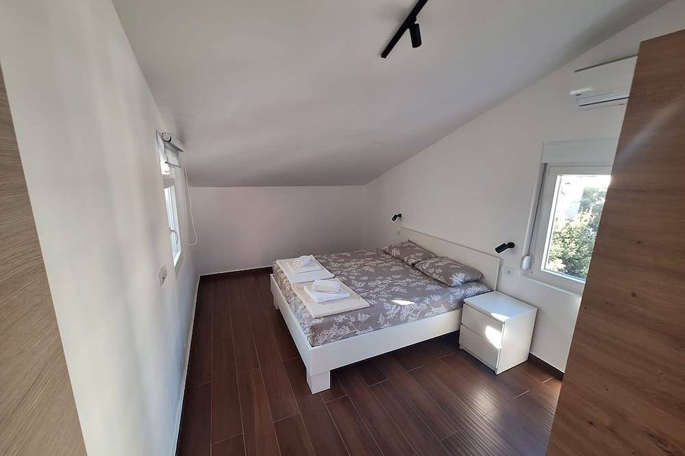 Apartamento entero, 3 Min Walk to Beach Spacious 3Br Flat with Balcony Parking in Budva, Municipio de Budva