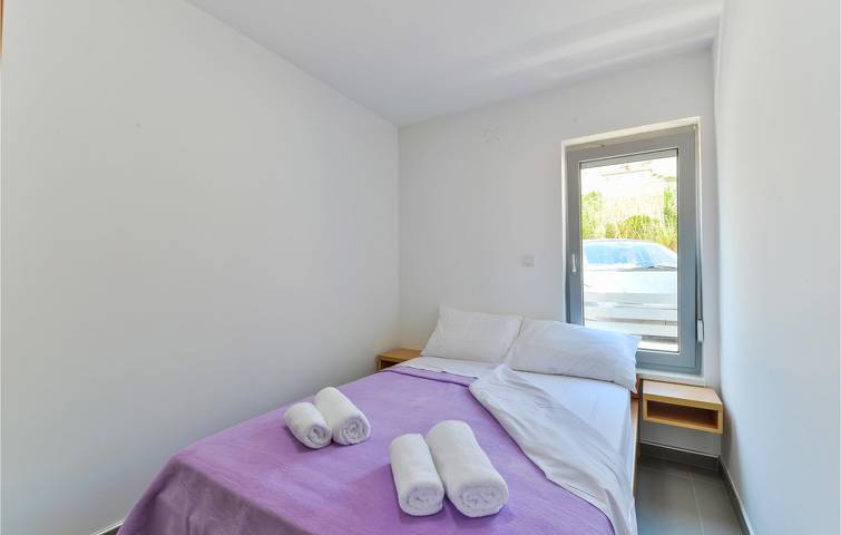 Ganze Ferienwohnung, Apartment mit Meerblick, Terrasse, WLAN und Parkplatz in der Nähe des Gradska Plaža in Pag Stadt, Pag