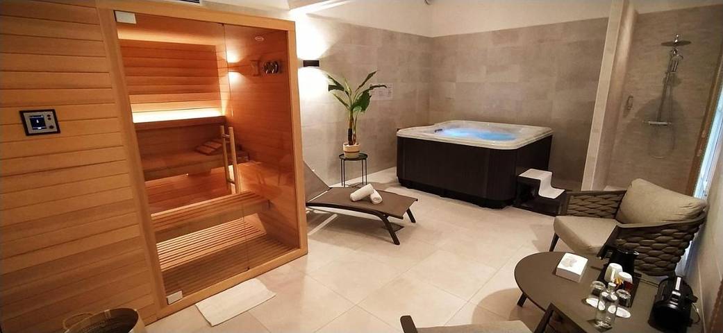 Hôtel pour 2 personnes, avec terrasse ainsi que jacuzzi et sauna