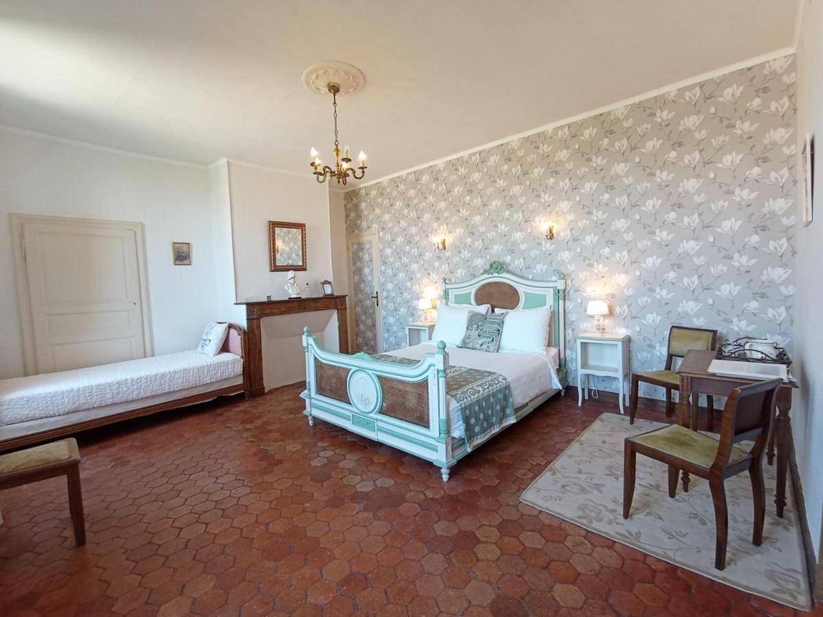 Château Latour - B&B - Dinner by reservation only - Pool - Parking in Fours, Nièvre