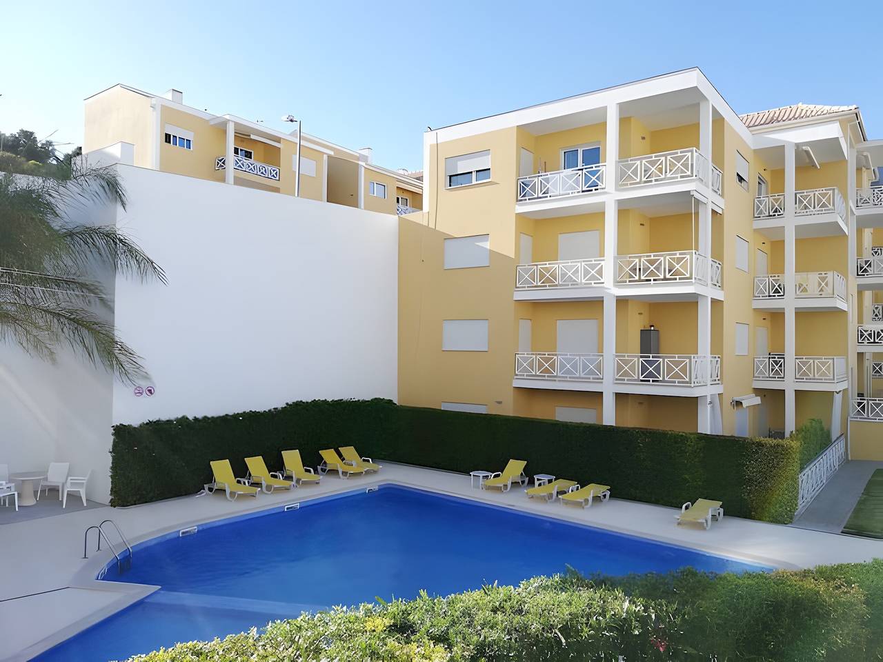 Entire apartment, Garden Hill R – Spacious Patio, Pool, Parking, Old Town in Albufeira, Faro District