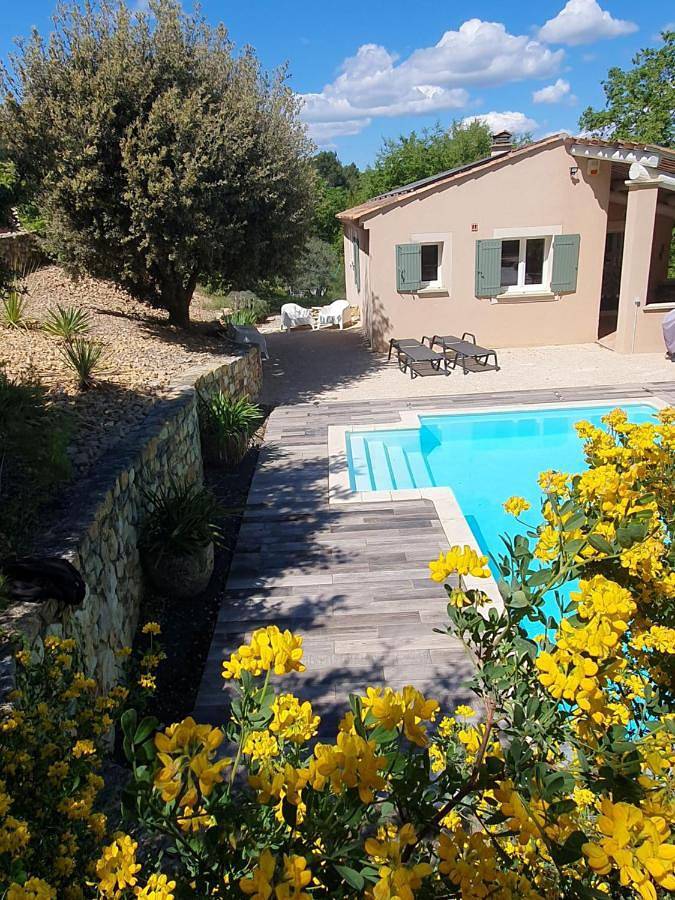 Location de vacances pour 8 personnes, avec piscine ainsi que vue et jardin à Entrechaux