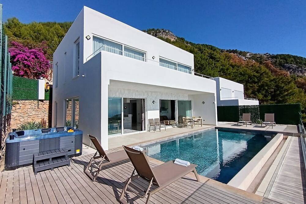 Stunning Sea and Castle Views, Alanya Villa 1024 in Alanya, Antalya Province