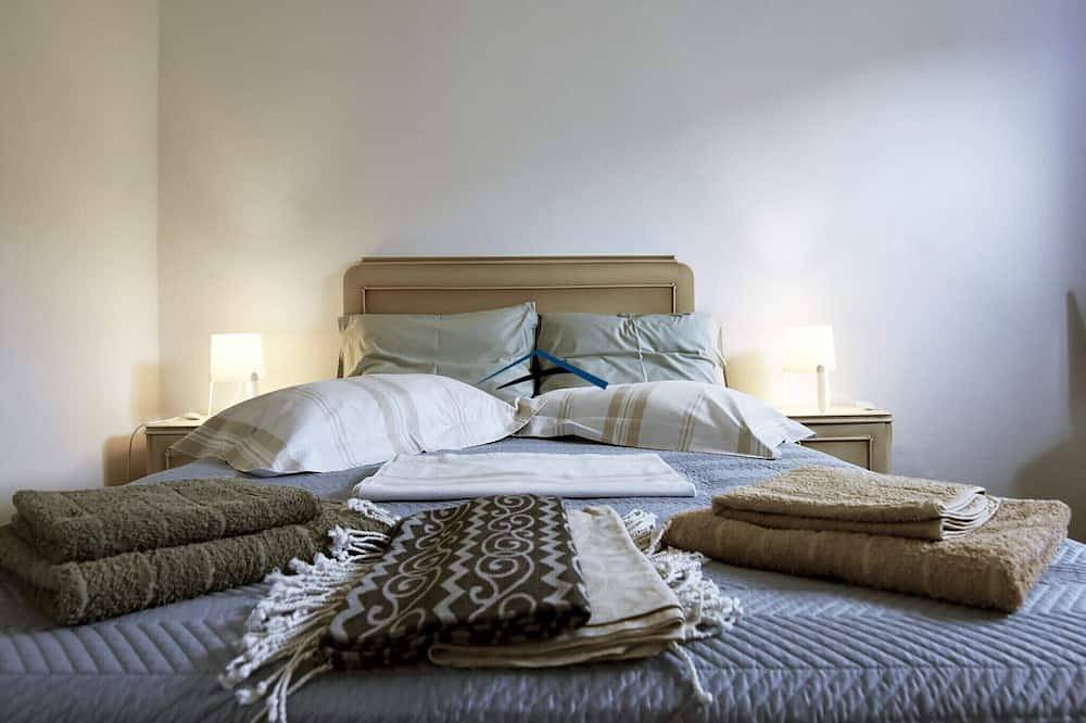 Originales Steinhaus am Wasser mit Zugang zu einem großen Sandstrand in Otzias, Kea