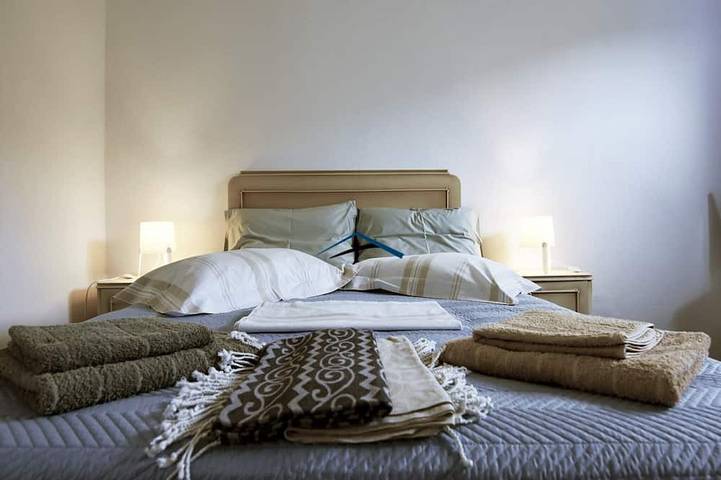 Location de vacances pour 5 personnes, avec terrasse ainsi que jardin et jacuzzi, animaux acceptés dans Kea - 2