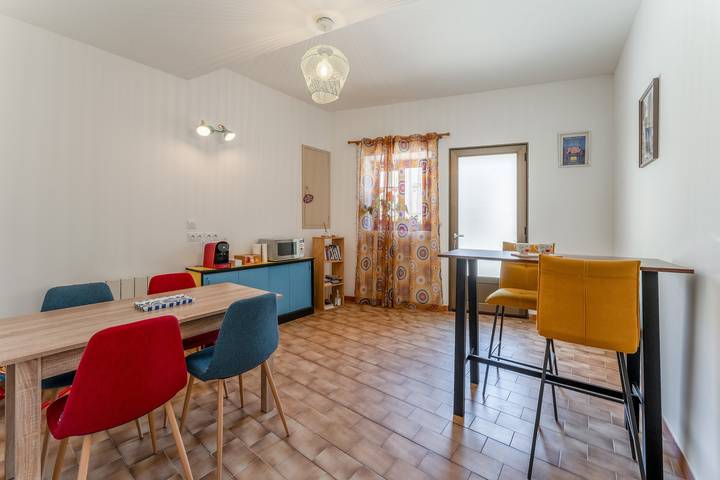 Guest Room “Coquelicot” with Wi-Fi and Air Conditioning in Domazan, Nimes region