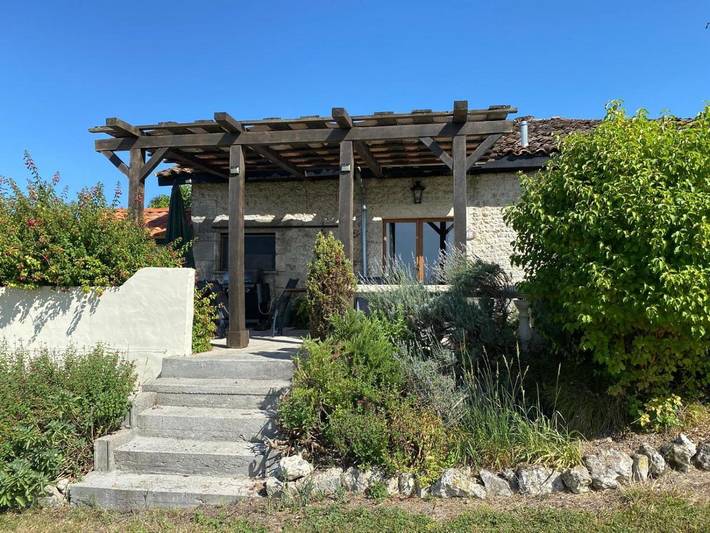 Location de vacances pour 6 personnes, avec vue ainsi que jardin et piscine à Brossac - 2