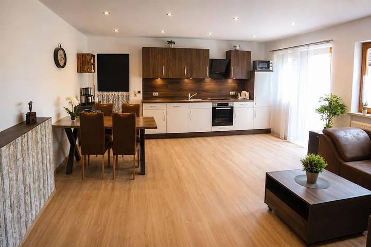 Ferienwohnung für 5 Personen, mit Balkon und Whirlpool sowie Garten und Pool