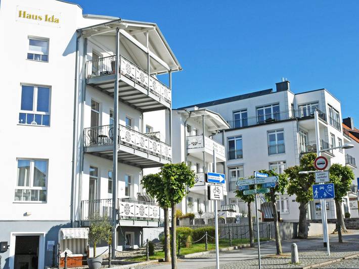 Ganze Ferienwohnung, Ferienwohnungen im Haus Ida im Ostseebad - 02 Ferienwohnung Ida mit Balkon und Strandkorb  B in Sellin, Rügen
