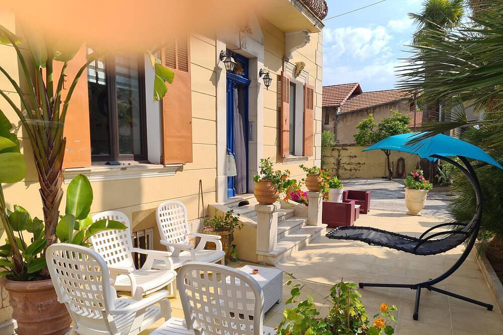 2-room apartment, fitted kitchen, private parking, shops, beaches. in Golfe-Juan, Vallauris