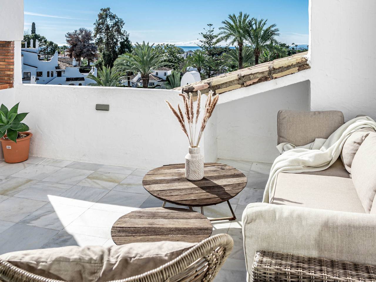Entire apartment, Modern apartment with 3 bedrooms, air conditioning and pool in Nueva Andalucia in Marbella West, Marbella