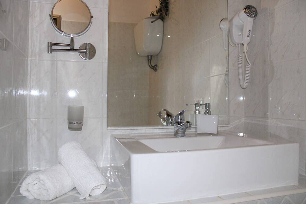 Countryside house in Alghero with garden. Perfect for 2, close to the beach in Maristella, Alghero