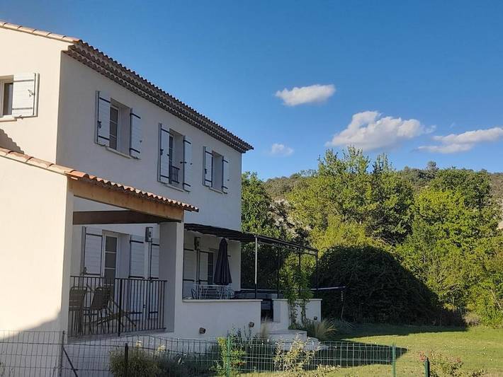 Location de vacances pour 10 personnes, avec vue et jardin dans Lac de Quinson