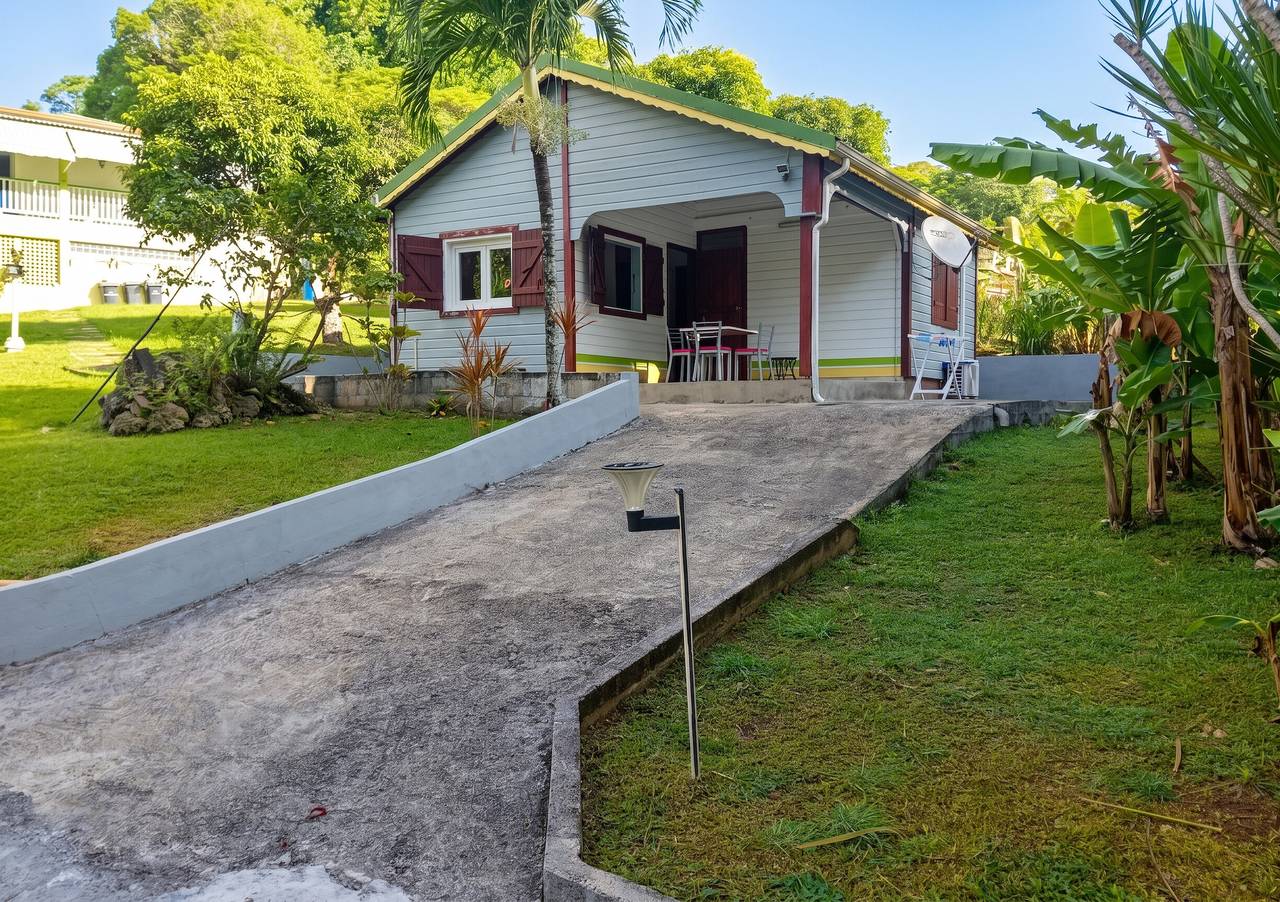 Acogedor Bungalow con Vista al Jardín en Les Abymes in Les Abymes, Guadalupe
