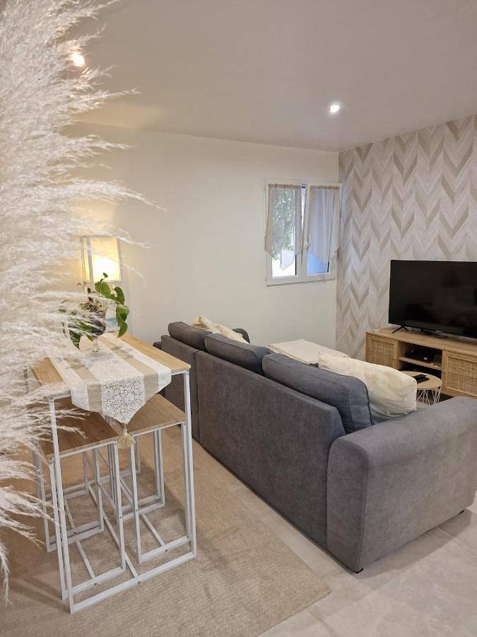 Gîte pour 3 personnes, avec terrasse à Pinet (homonymie)