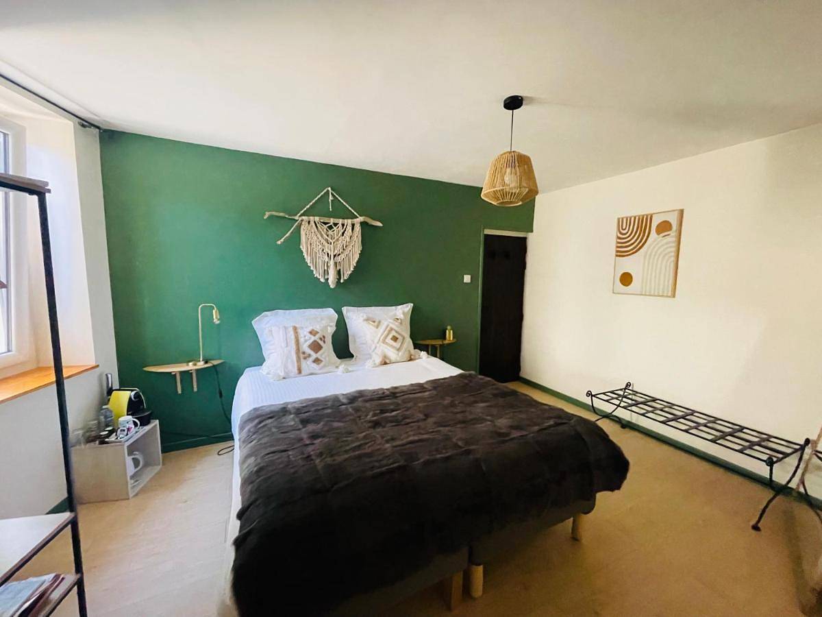 Double Room with Private Bathroom in Saint-Julien-de-Peyrolas, Région de Nîmes