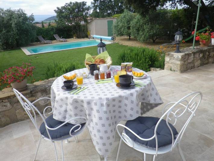 Location de vacances pour 2 personnes, avec jardin et piscine ainsi que terrasse et vue à La Motte-d'Aigues - 2