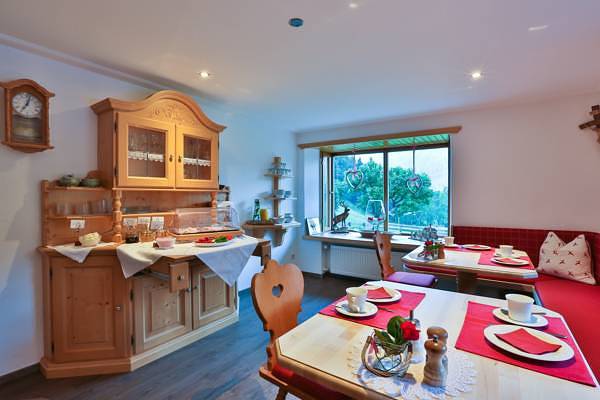 Haus Almfrieden - Doppelzimmer Hochkalter, Dusche/Wc/Balkon, Tv, Radio, Sitzecke, Dachgeschoss in Ramsau bei Berchtesgaden, Berchtesgadener Alpen
