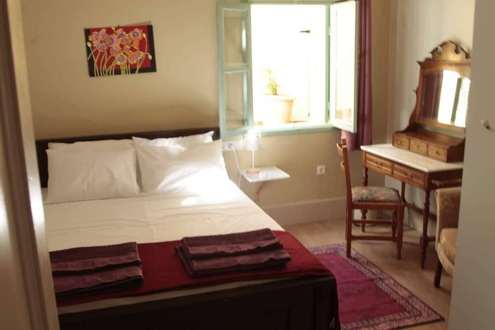 Entire apartment, Tudors Garden Villa Rhodes.Garden apart Beach & Old Town 8 mins walk, Sea view in Rhodos City, Rhodes