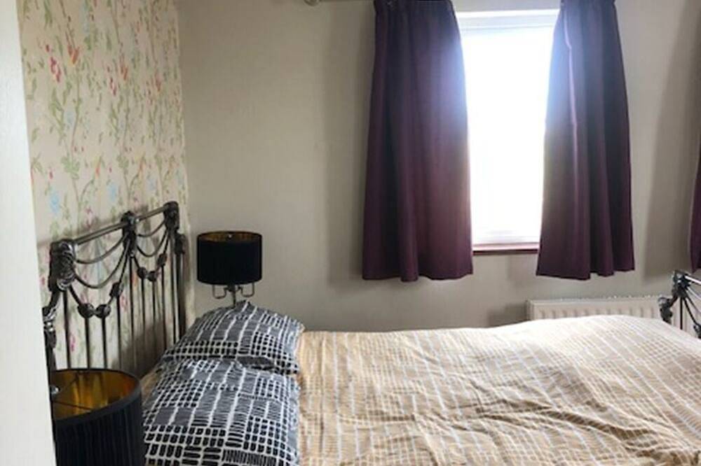 Spacious 3 bedroom 2 bathroom beach house. The beach is outside your door . in Irish Ulster