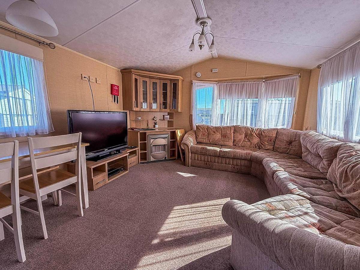 Great 6 Berth Caravan With Decking By The Beach In Suffolk Ref 40023Nd in Lowestoft, Sunrise Coast