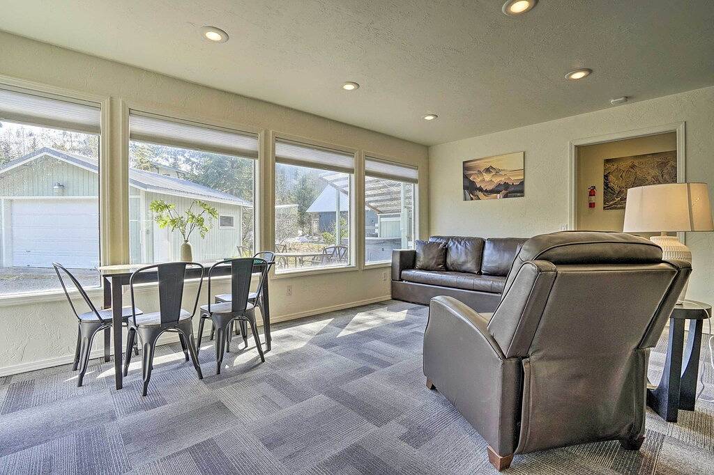 Cabin w / Hot Tub & Views 1 Meile zum Alyeska Resort! in Girdwood, Anchorage