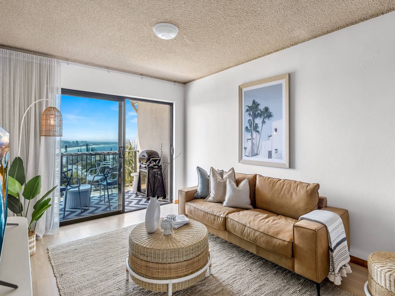 Ganze Wohnung, 2-Bett in Strandnähe mit Grill und atemberaubendem Meerblick in Alexandra Headland, Sunshine Coast