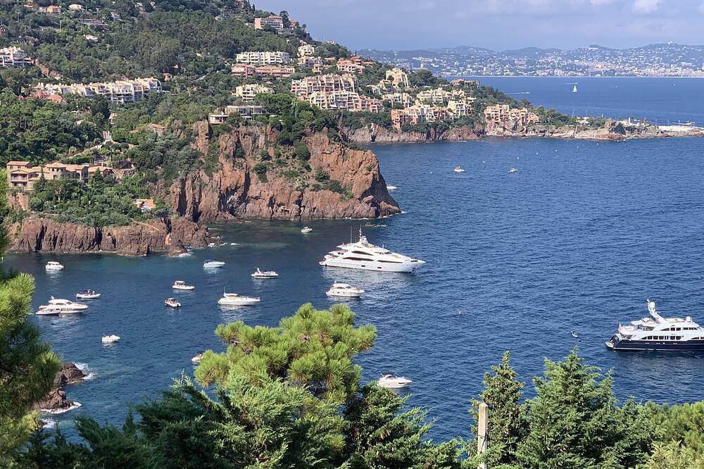 Ganze Wohnung, Am Meer, super Ausblick, 4 Pers., Terrasse, Ruhe, privater Zugang, Parkplatz in Théoule-sur-Mer, Massif de l'Esterel