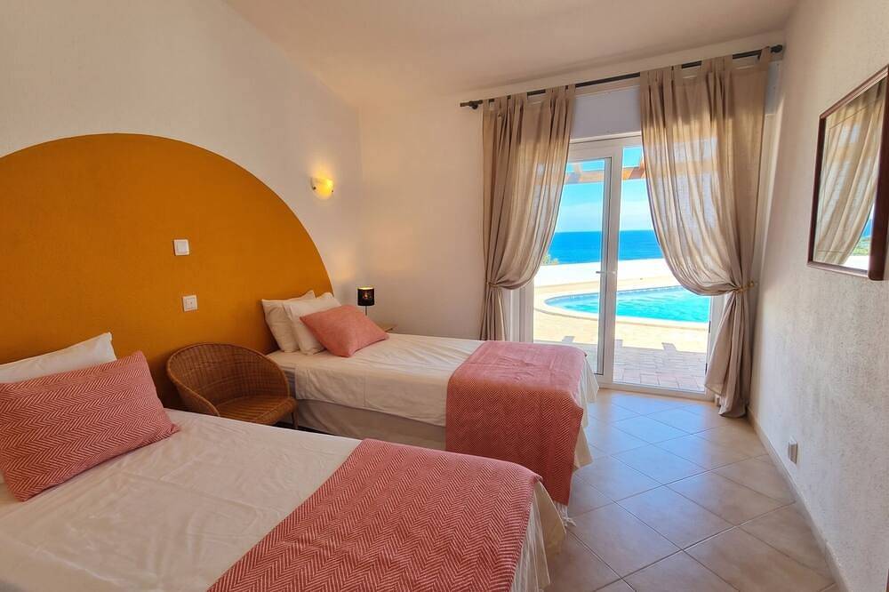 Villa dame de Salema with magnificent ocean view and heated pool in Salema, Naturpark Südwest-Alentejo und Costa Vicentina
